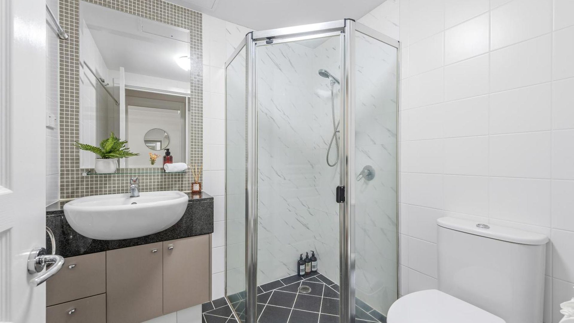 Leafy And Quiet 2br - Close To Hospital With Parking Apartment Brisbane