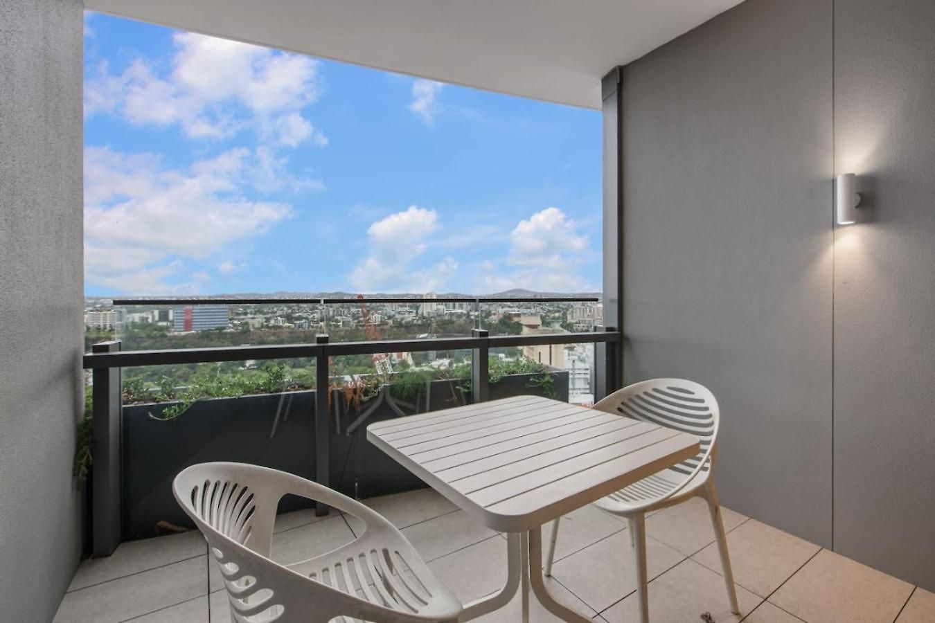 Affordable Luxe And River Views 5 Star Amenities Apartment *