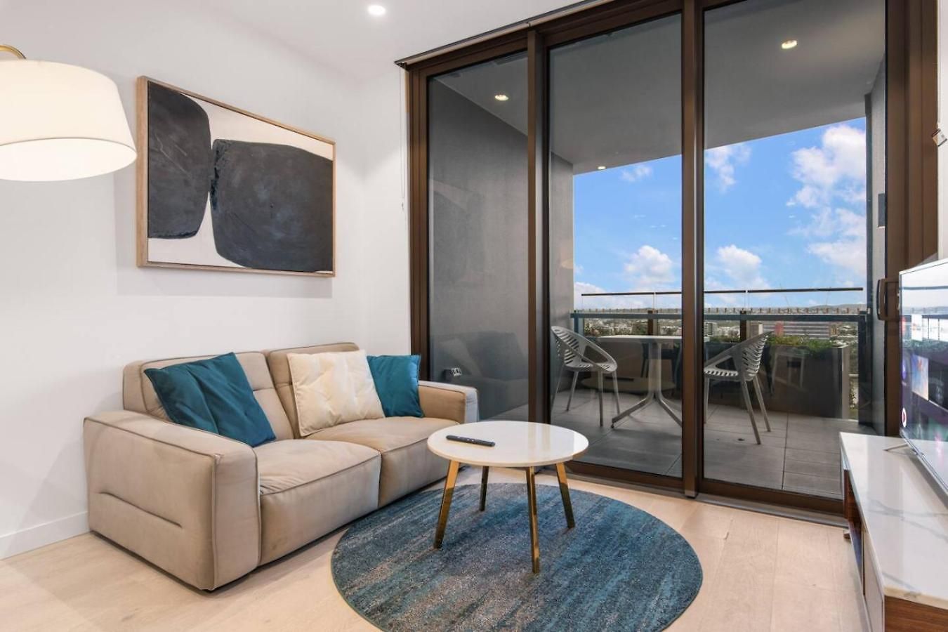 Apartment Affordable Luxe And River Views 5 Star Amenities