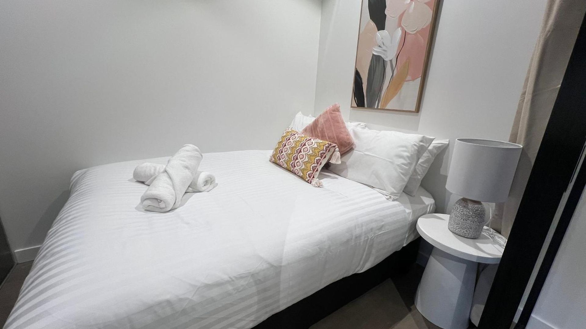 River Glow At Queens Wharf Level 43 Including Parking, Pool, And Views Brisbane