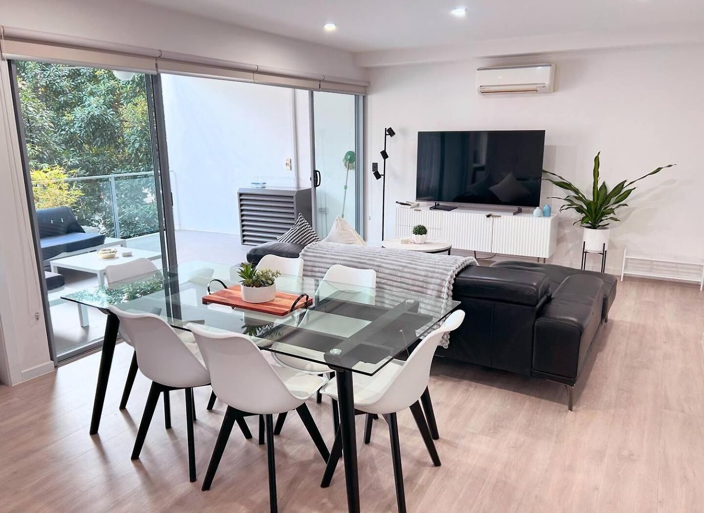 Spacious & Modern Close To & Airport Apartment Brisbane