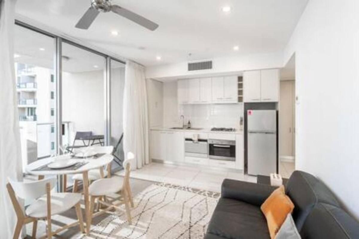 Apartment Chic Living 1b1b Shared Pool Bbq Gym C31 *