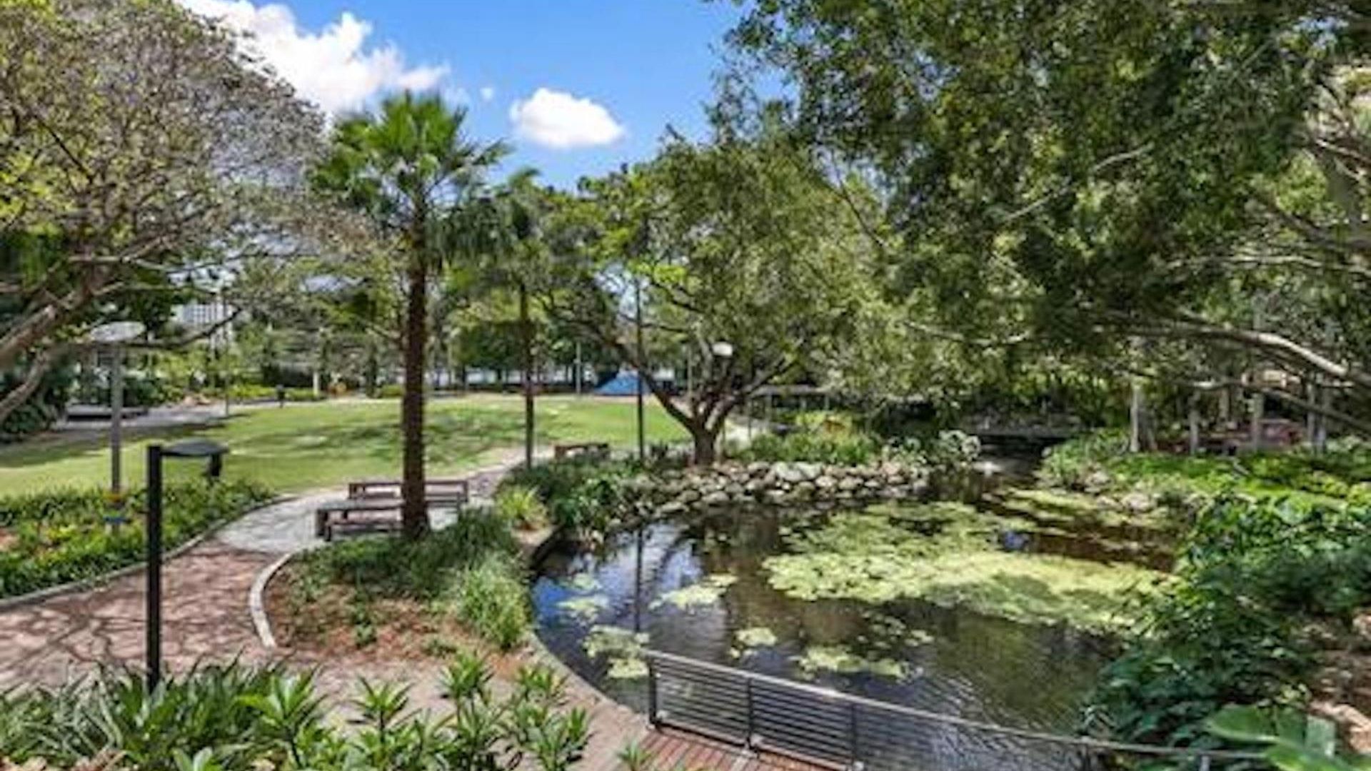 Wild Luxe Front Escape- 1 Min Walk Southbank Apartment