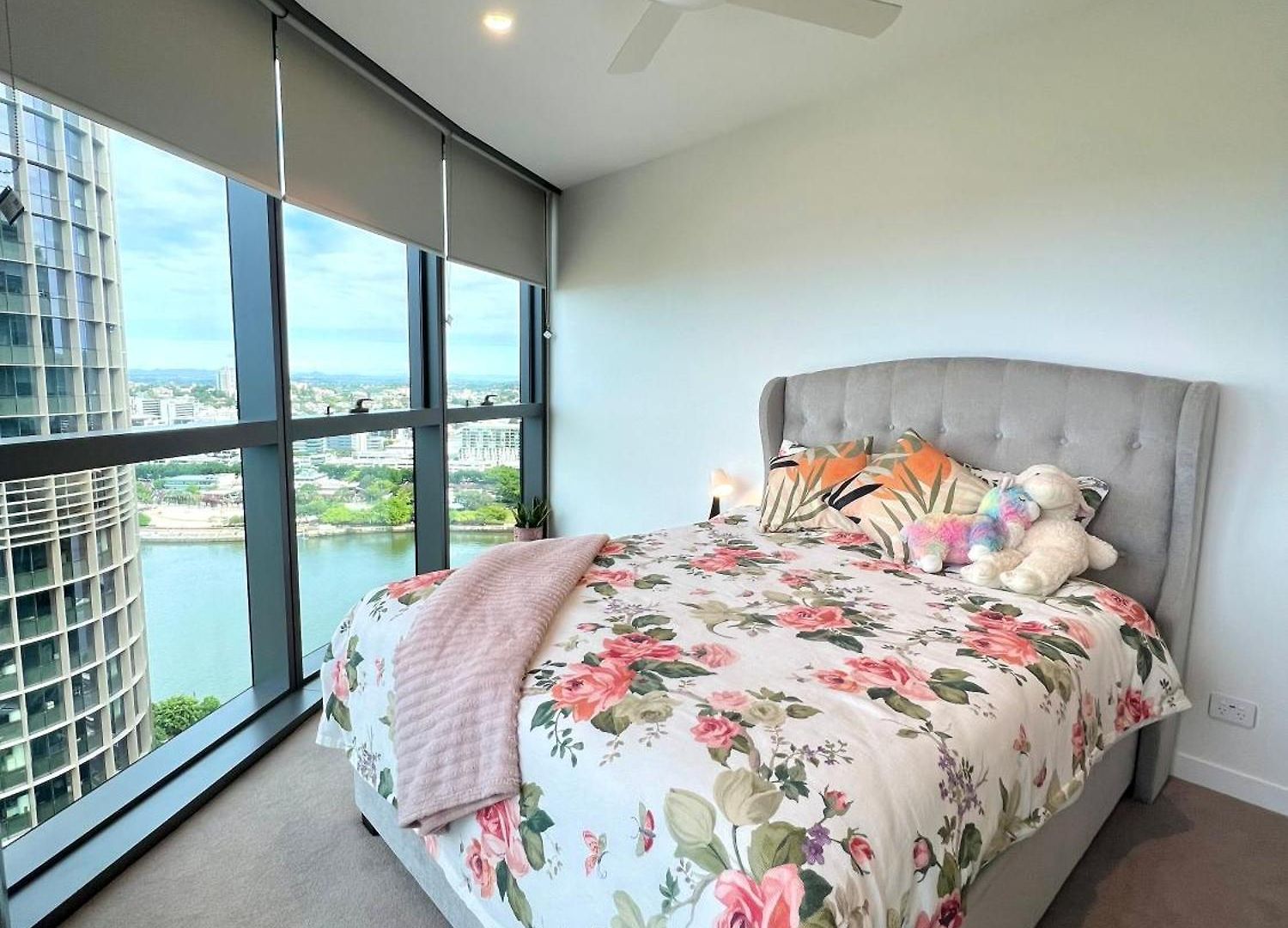 Luxury At Queens Wharf Tower