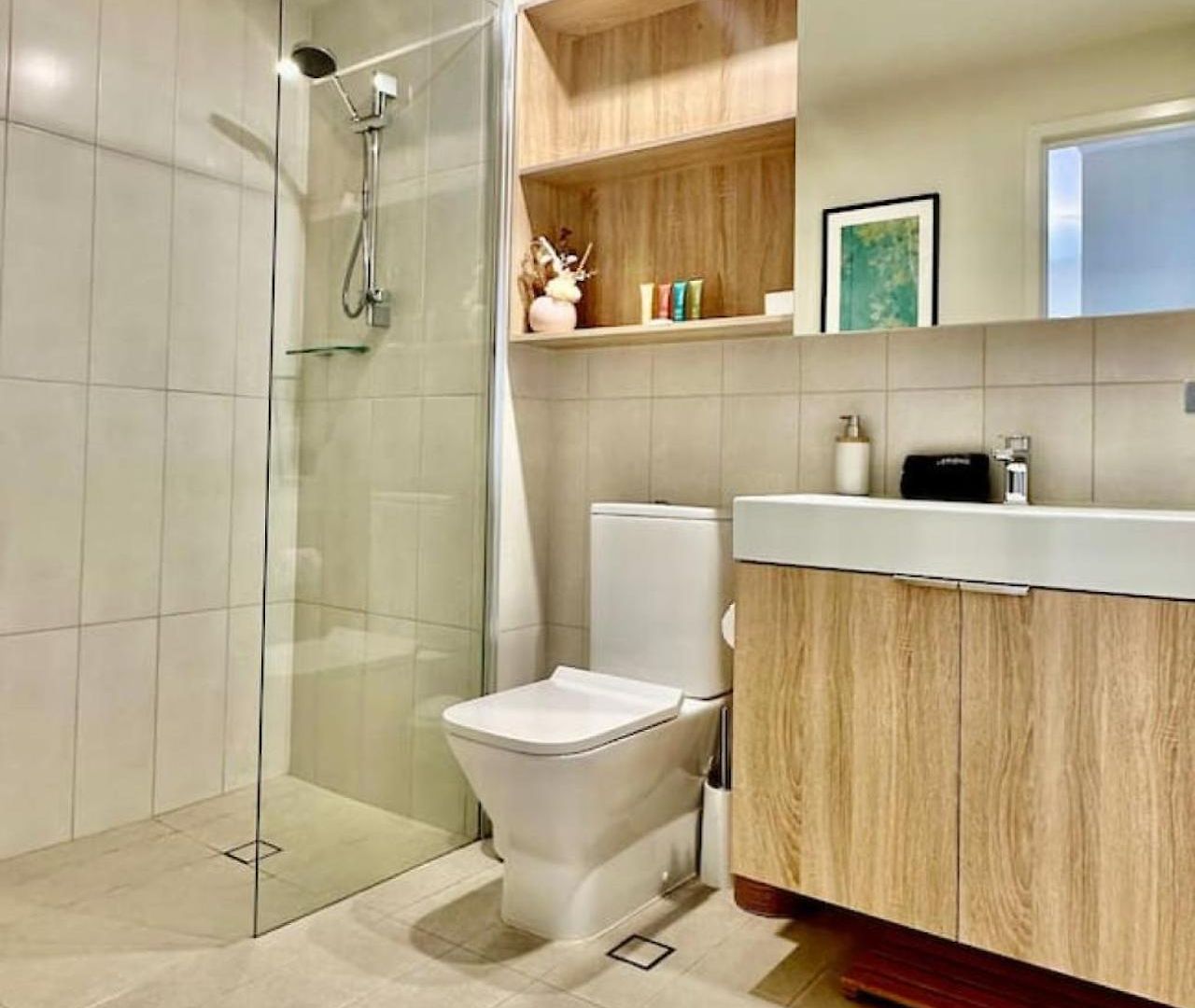 1 Bedroom With Stunning Views Heart Of Apartment