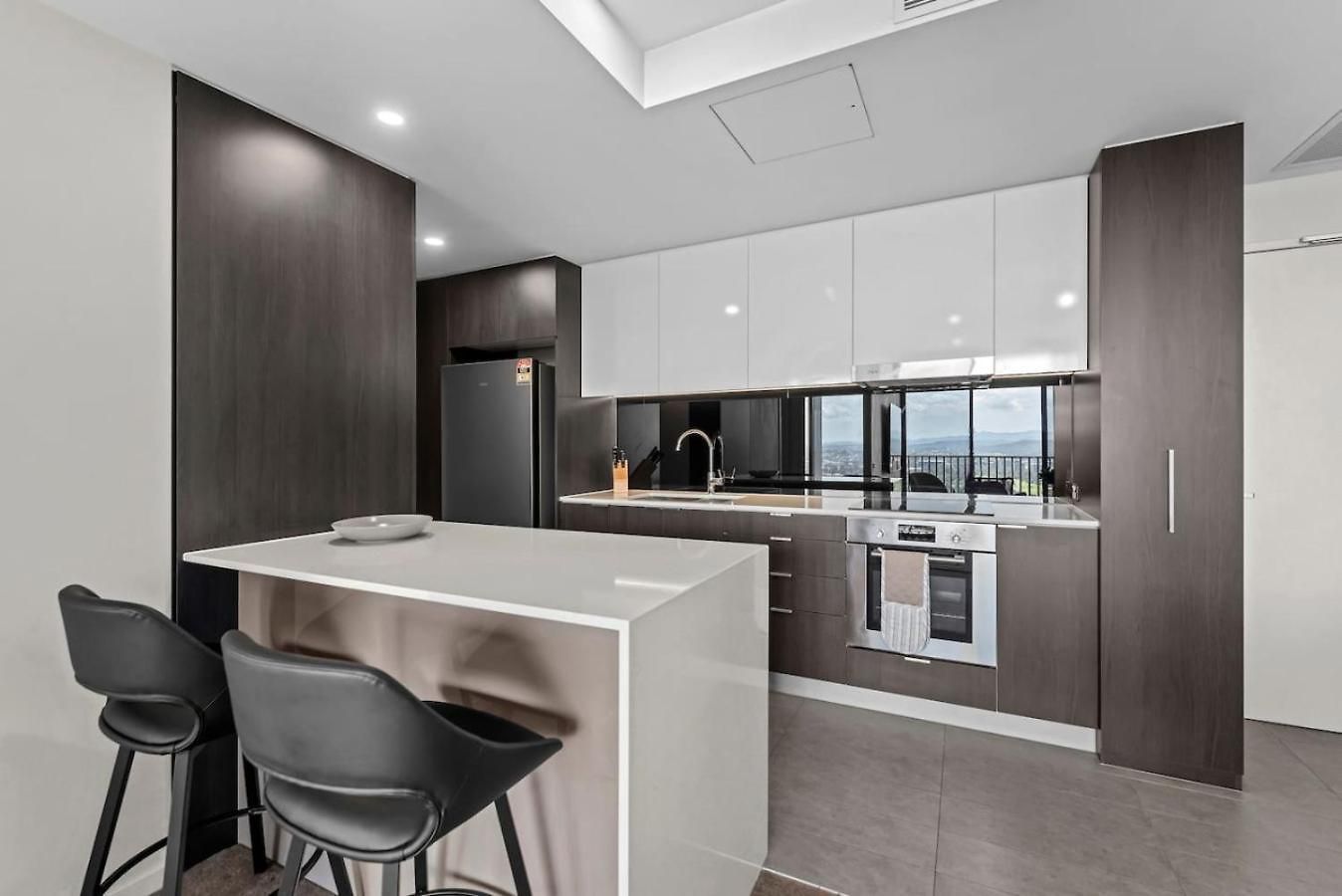 1 Bedroom With Stunning Views Heart Of Apartment *