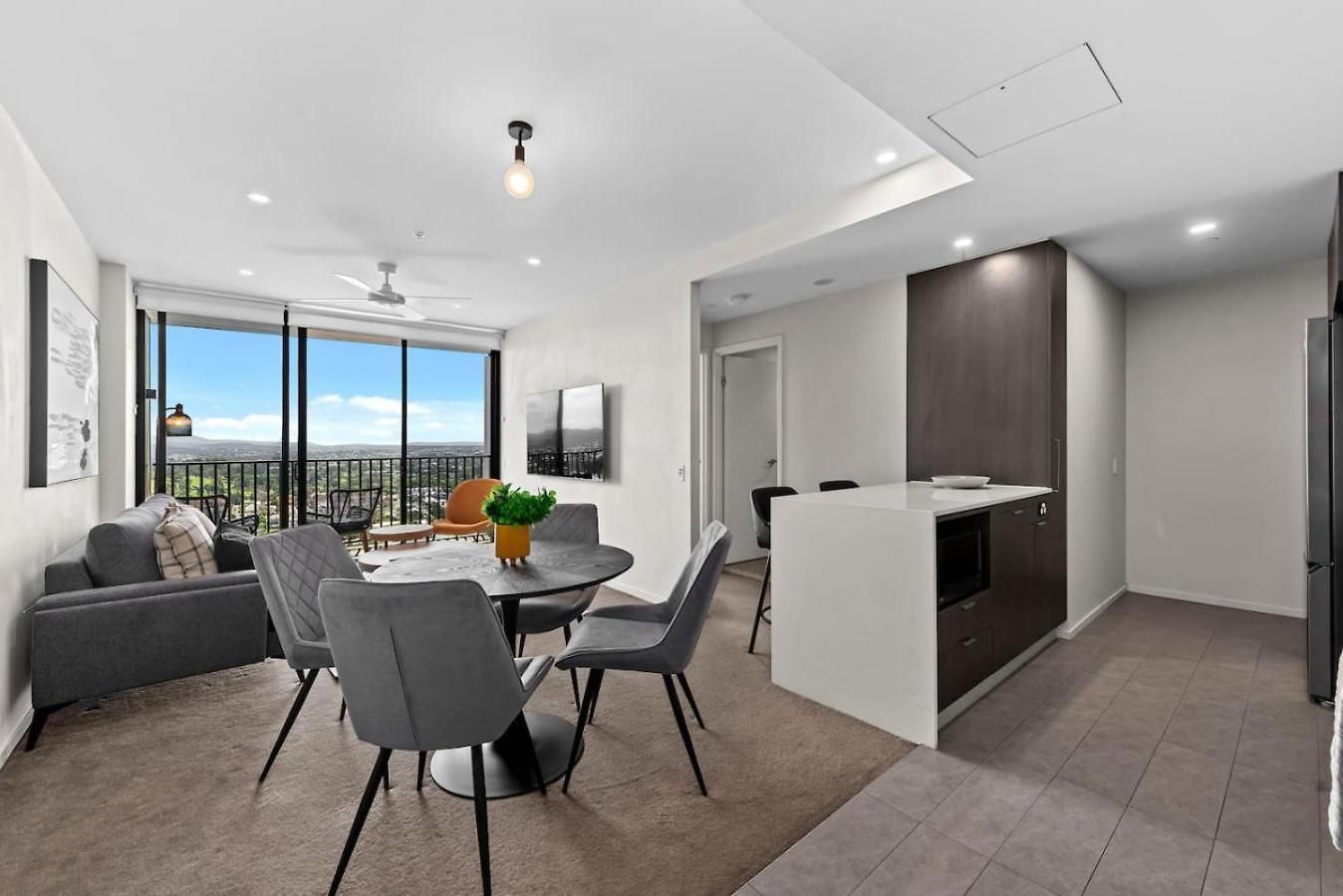 1 Bedroom With Stunning Views Heart Of Apartment *
