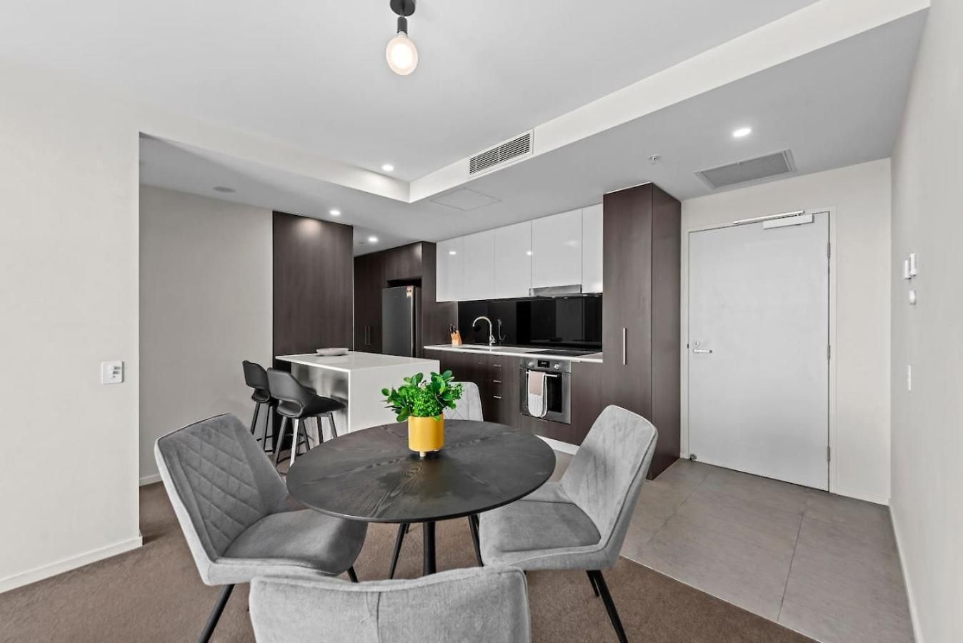 1 Bedroom With Stunning Views Heart Of Apartment *