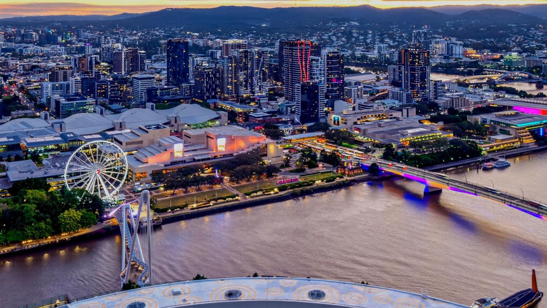 River Glow At Queens Wharf Level 43 Including Parking, Pool, And Views Apartment