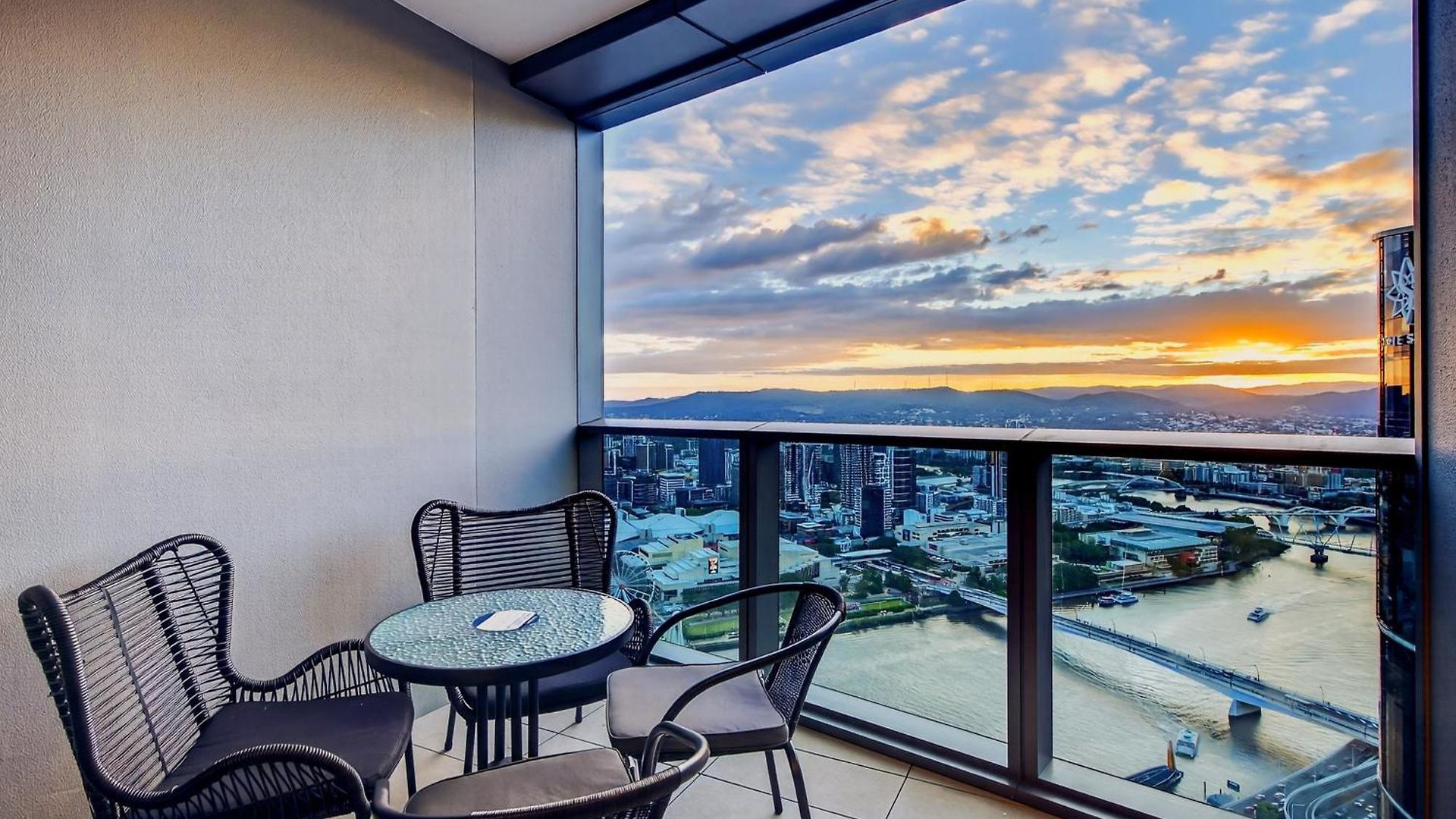 River Glow At Queens Wharf Level 43 Including Parking, Pool, And Views Brisbane