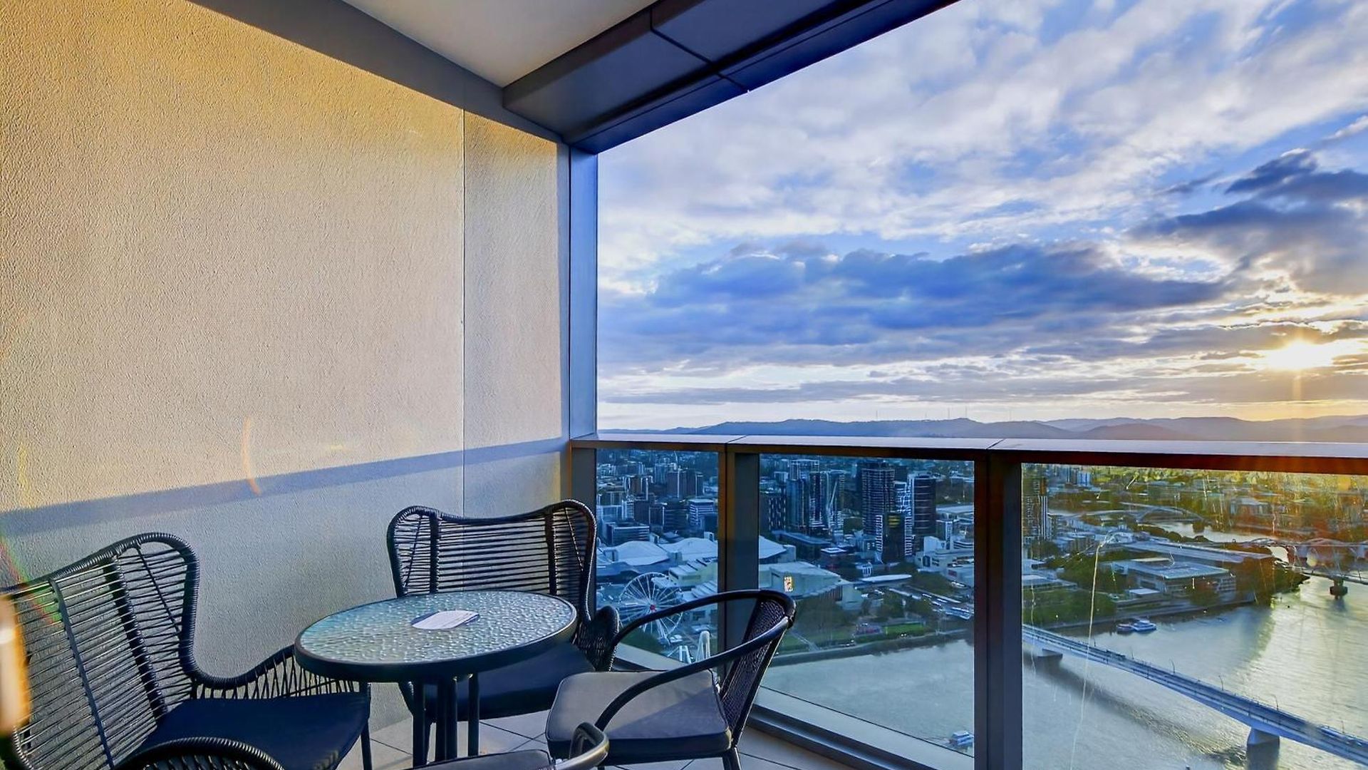 River Glow At Queens Wharf Level 43 Including Parking, Pool, And Views Apartment *