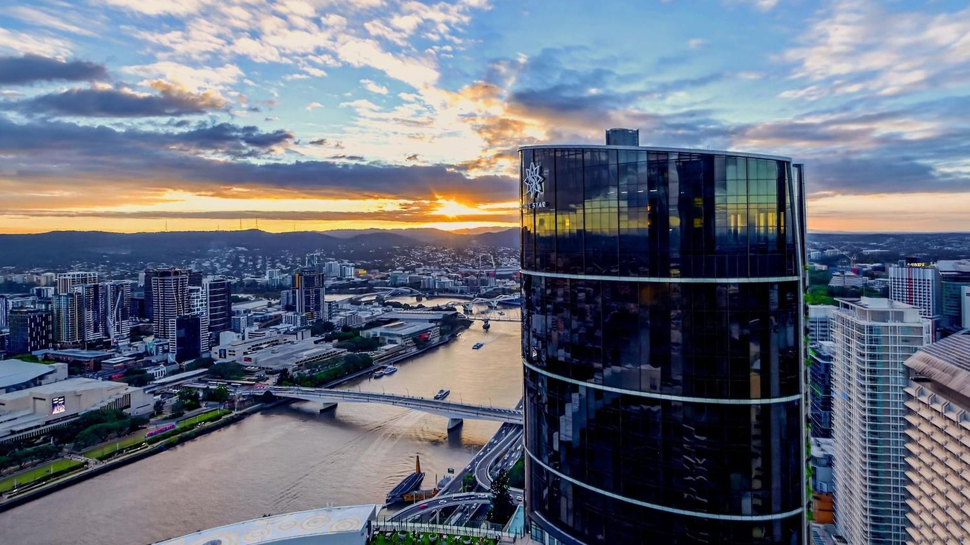 River Glow At Queens Wharf Level 43 Including Parking, Pool, And Views * Brisbane