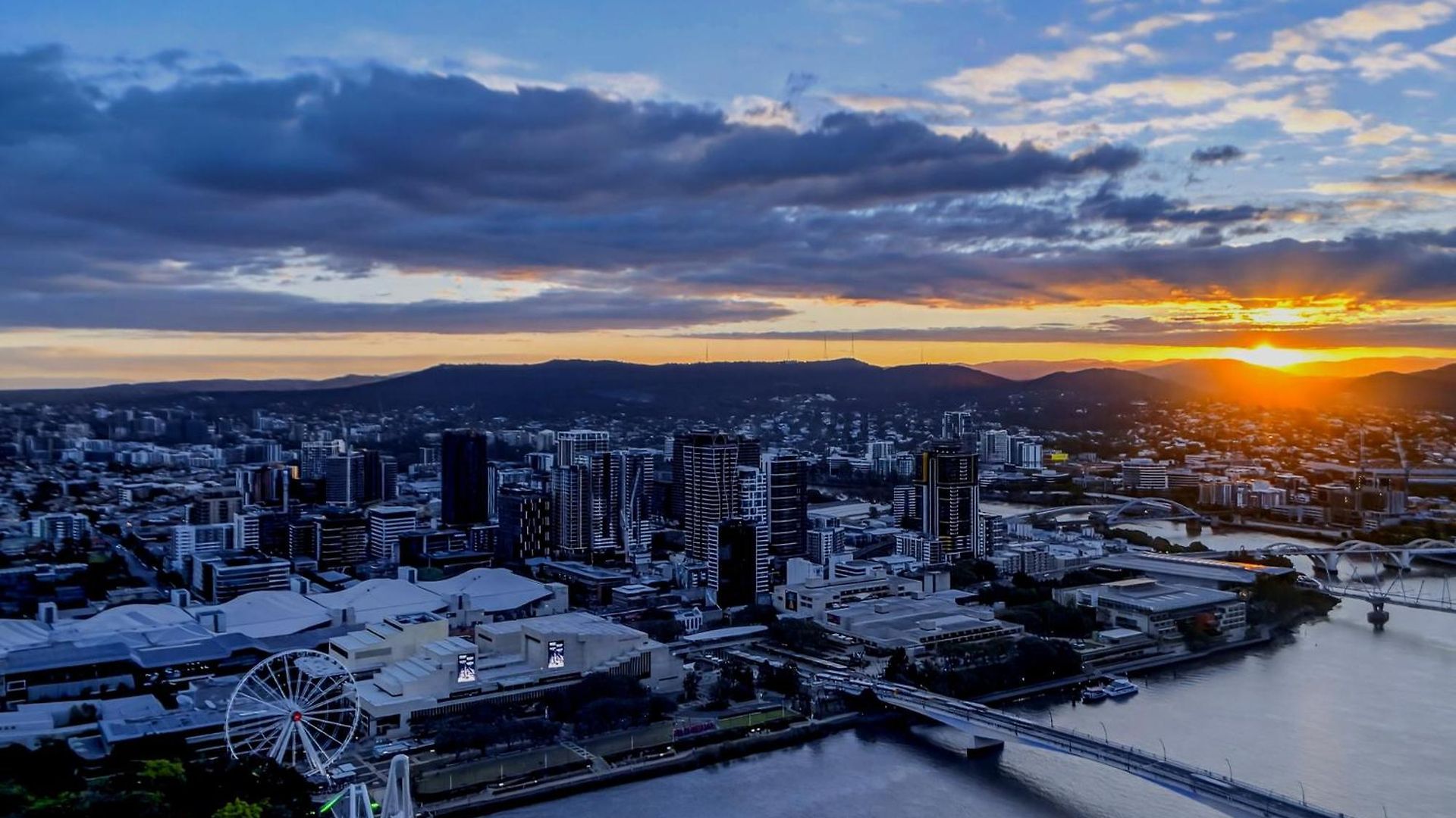 River Glow At Queens Wharf Level 43 Including Parking, Pool, And Views Apartment *