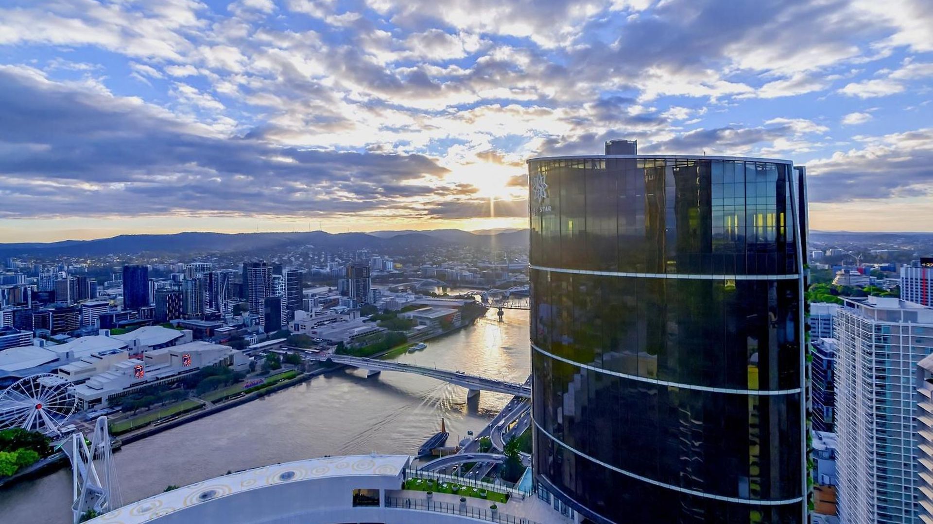 River Glow At Queens Wharf Level 43 Including Parking, Pool, And Views * Brisbane