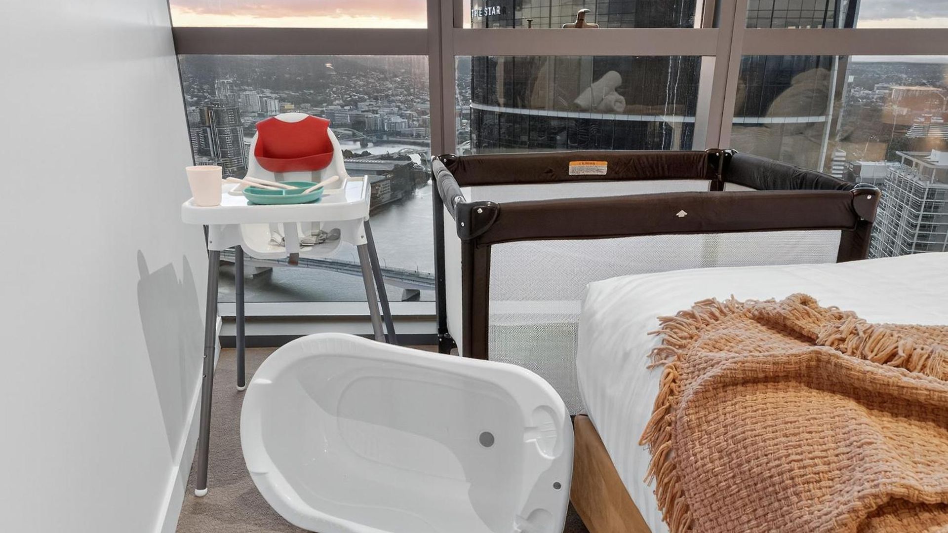 River Glow At Queens Wharf Level 43 Including Parking, Pool, And Views Brisbane