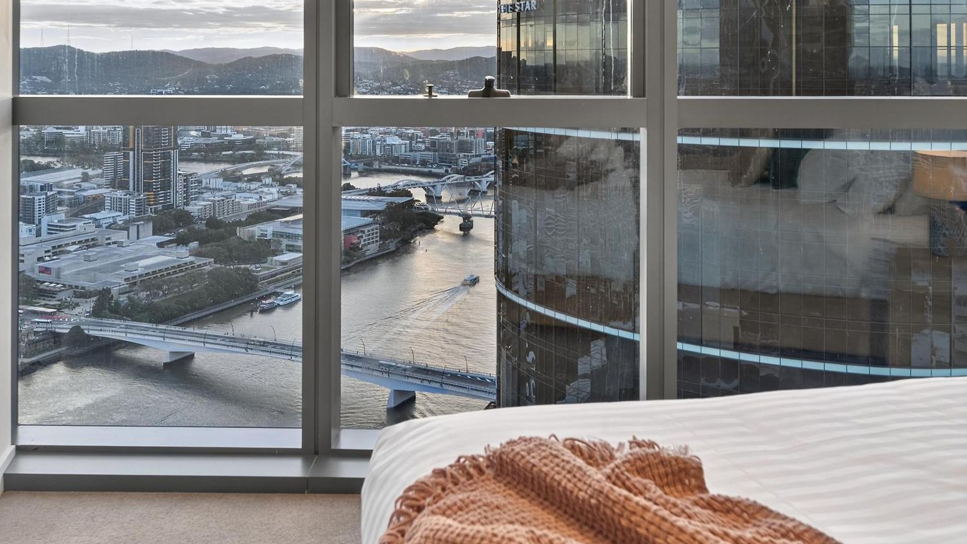 River Glow At Queens Wharf Level 43 Including Parking, Pool, And Views * Brisbane