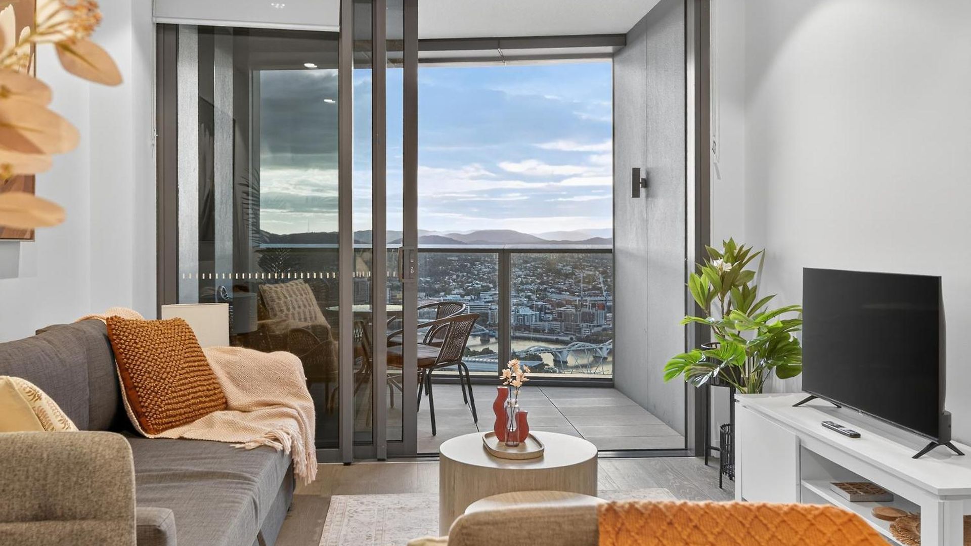 River Glow At Queens Wharf Level 43 Including Parking, Pool, And Views