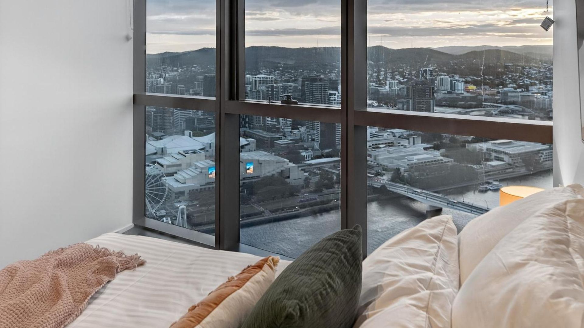 Apartment River Glow At Queens Wharf Level 43 Including Parking, Pool, And Views
