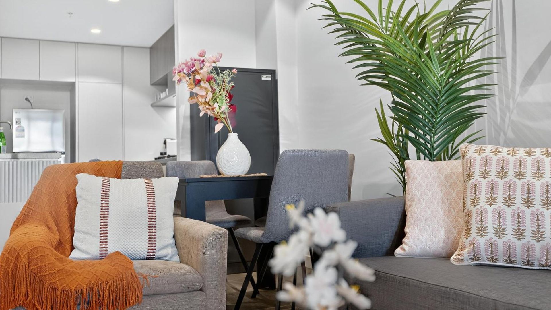 River Glow At Queens Wharf Level 43 Including Parking, Pool, And Views *