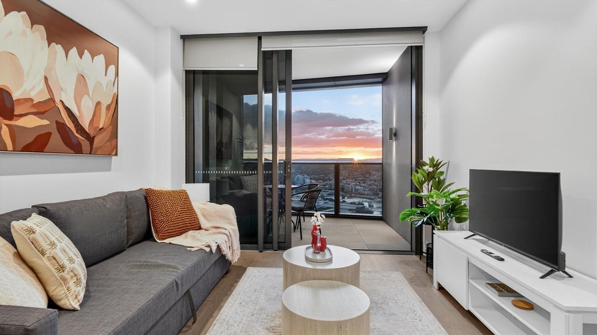 River Glow At Queens Wharf Level 43 Including Parking, Pool, And Views