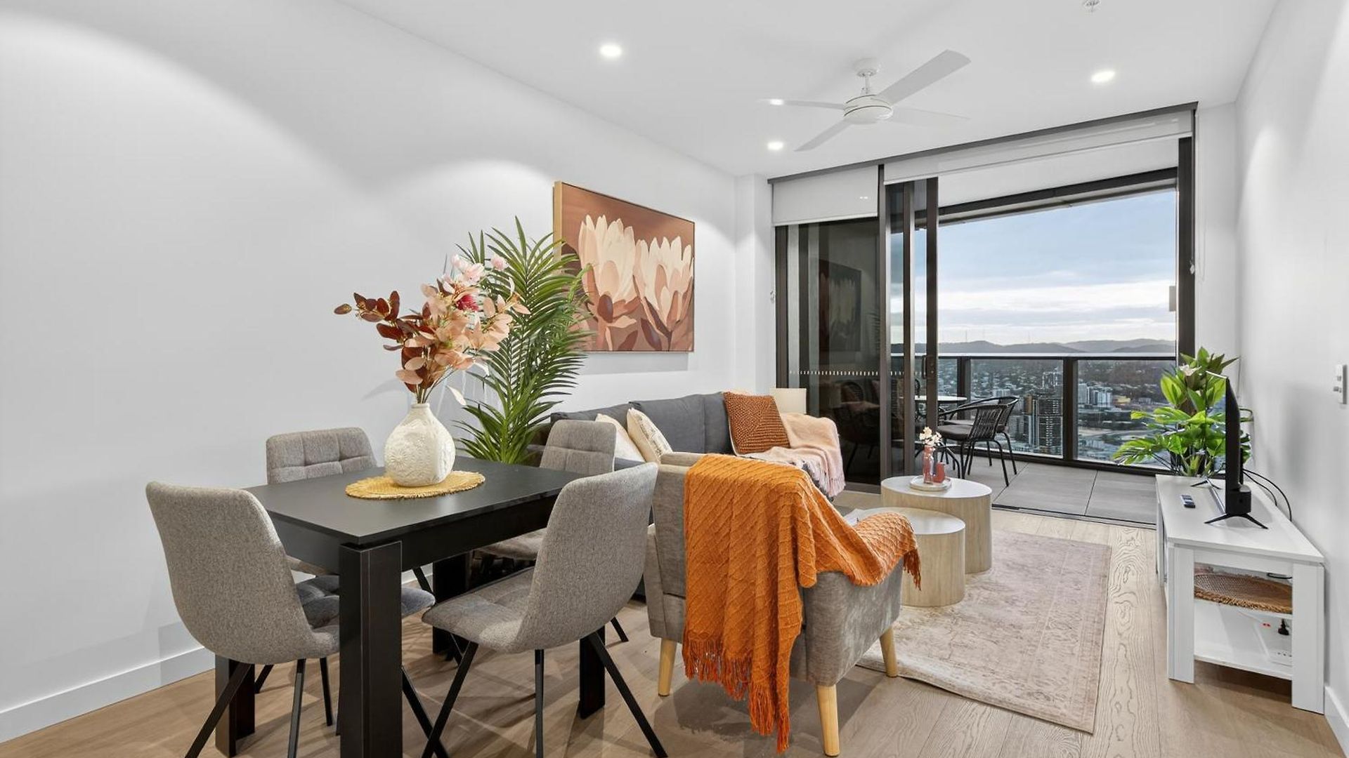 River Glow At Queens Wharf Level 43 Including Parking, Pool, And Views Brisbane