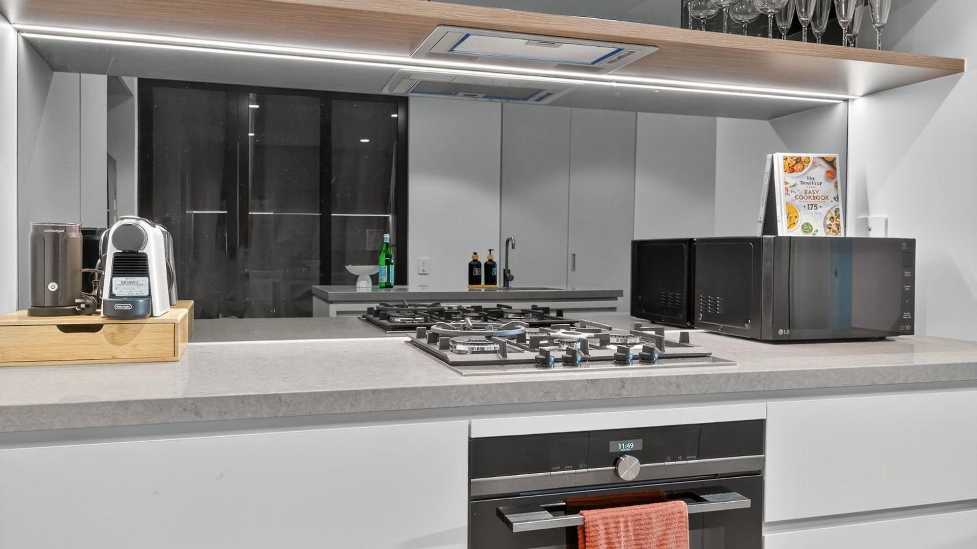 River Glow At Queens Wharf Level 43 Including Parking, Pool, And Views Apartment