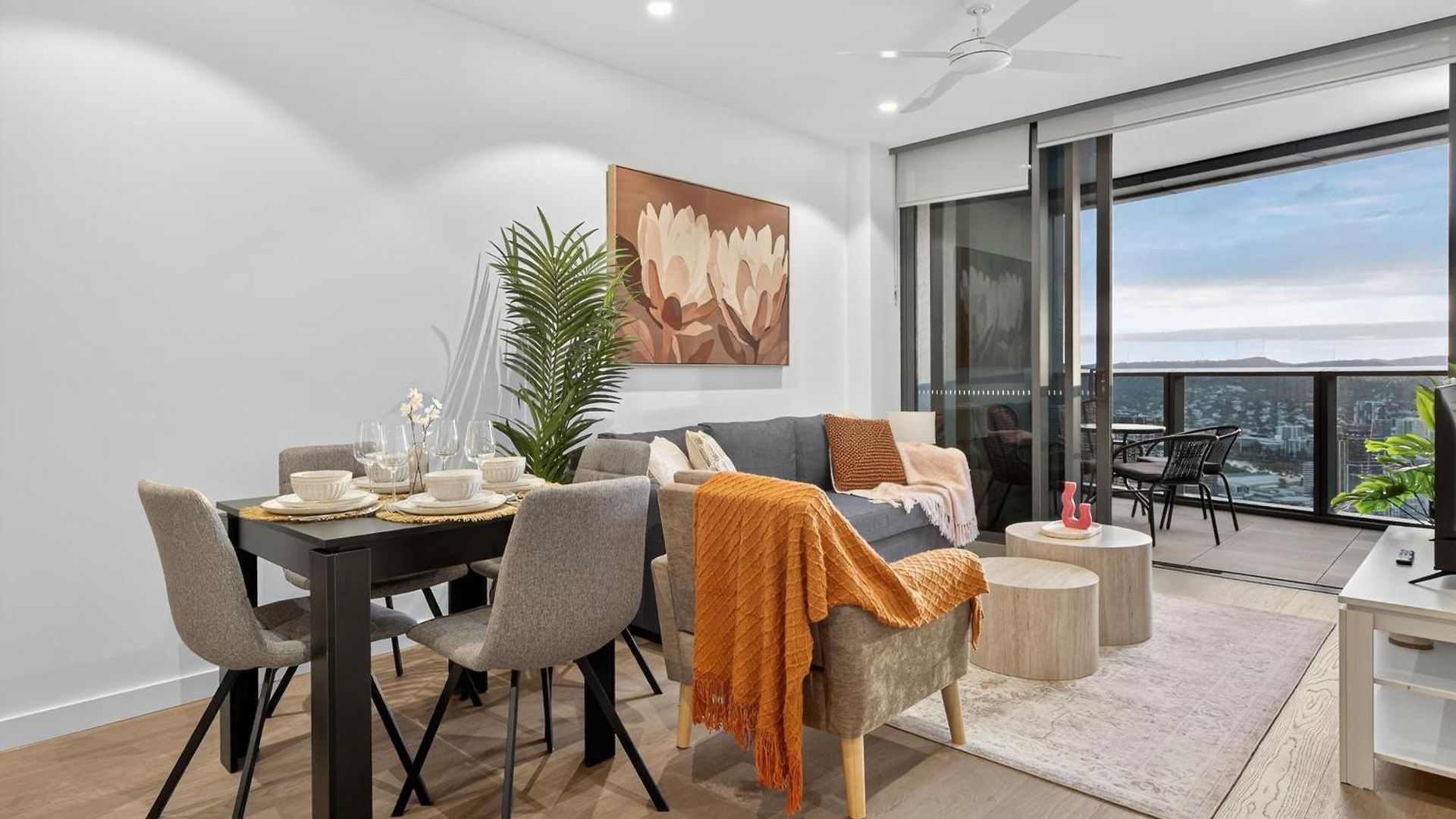 River Glow At Queens Wharf Level 43 Including Parking, Pool, And Views Apartment