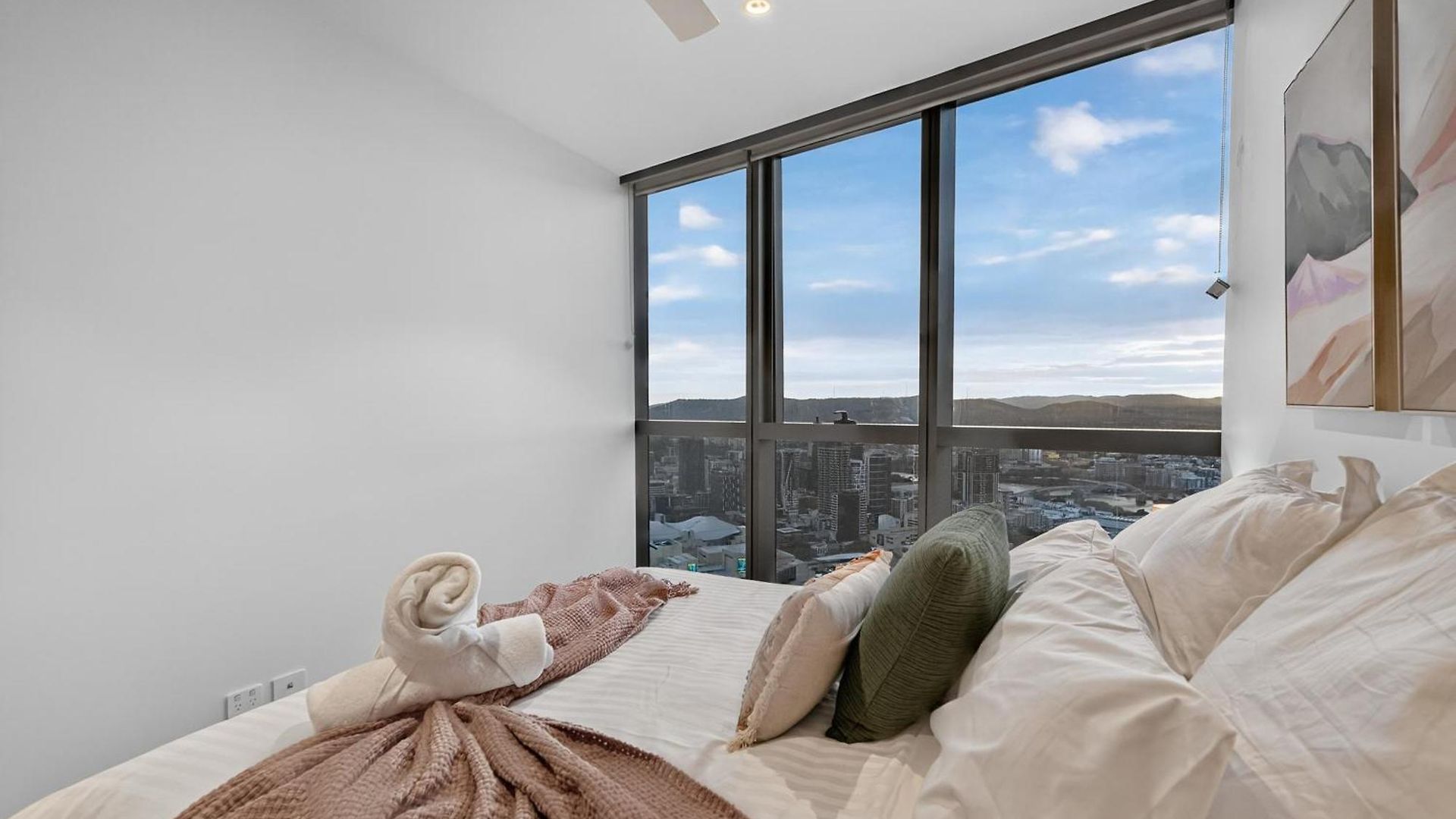 Apartment River Glow At Queens Wharf Level 43 Including Parking, Pool, And Views Brisbane