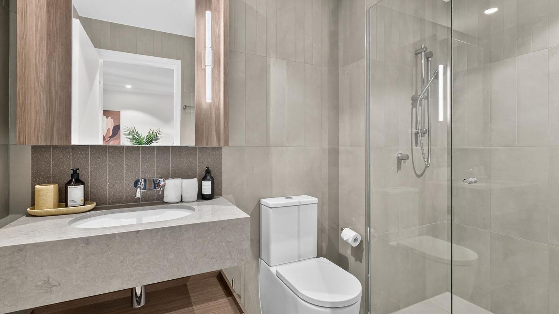 River Glow At Queens Wharf Level 43 Including Parking, Pool, And Views Brisbane