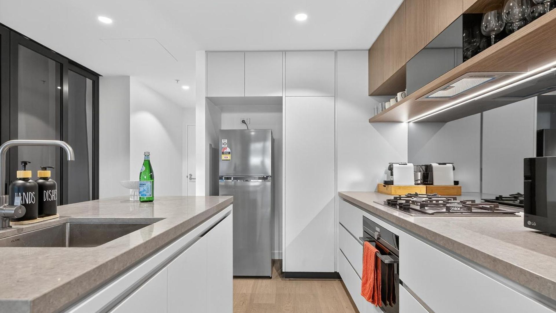 Apartment River Glow At Queens Wharf Level 43 Including Parking, Pool, And Views Brisbane