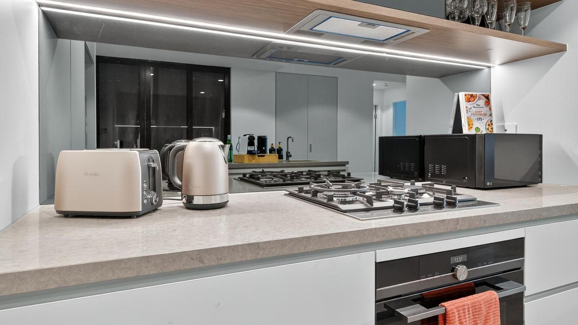 River Glow At Queens Wharf Level 43 Including Parking, Pool, And Views * Brisbane