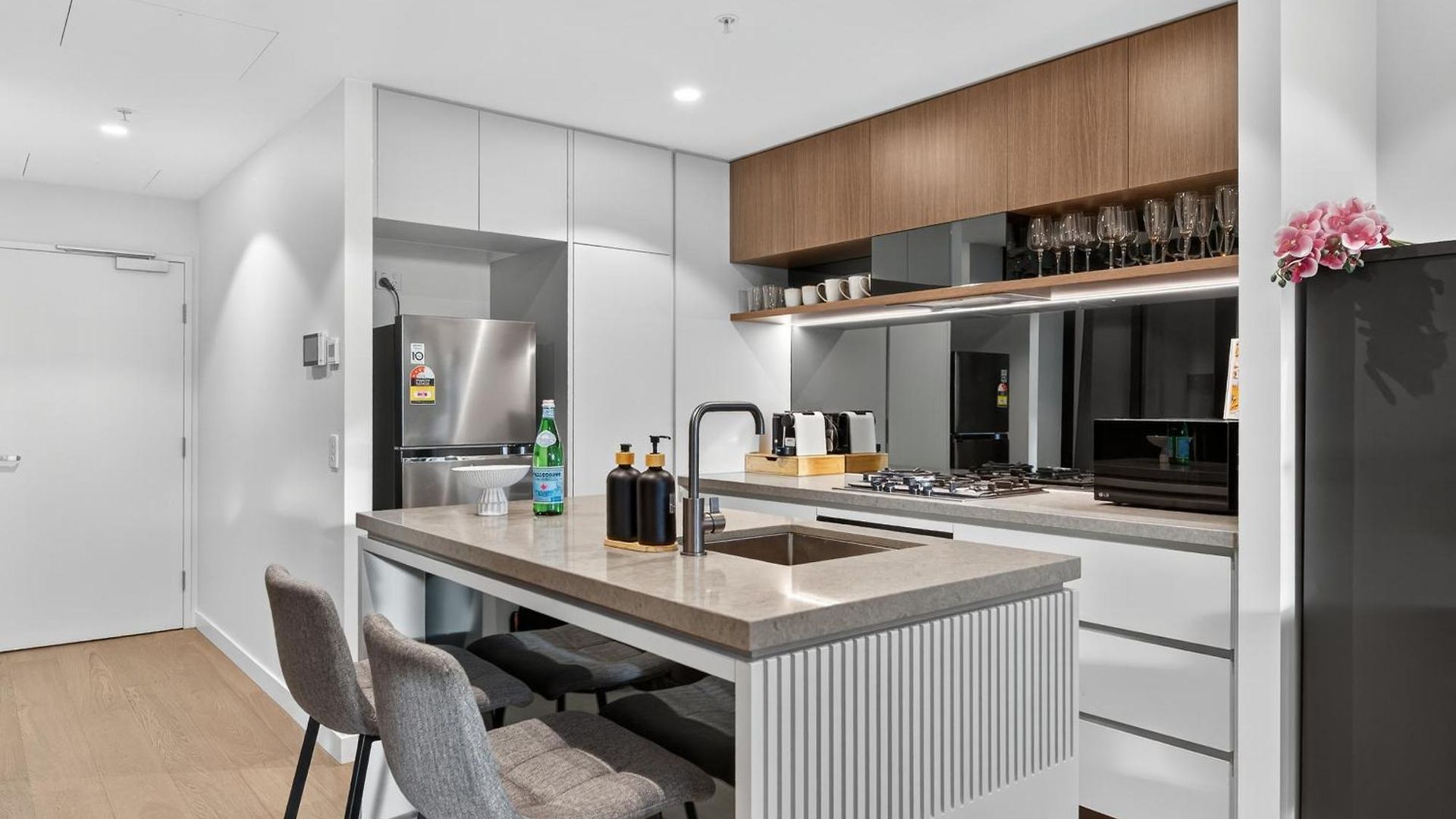 Apartment River Glow At Queens Wharf Level 43 Including Parking, Pool, And Views *