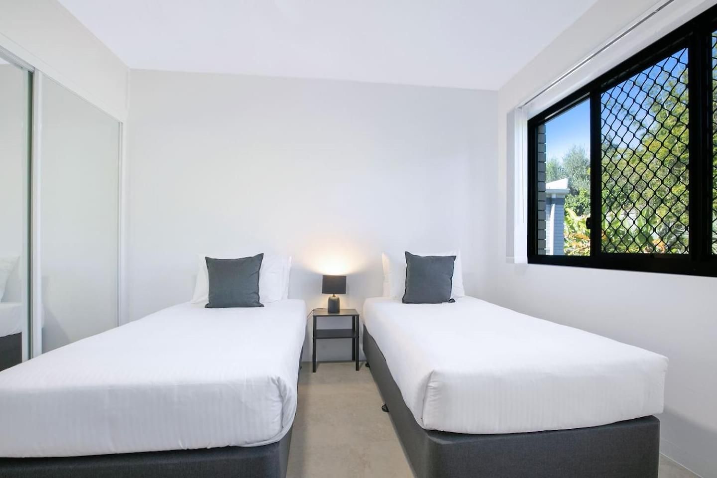 Leafy Corner - Simple Near River And Cbd Apartment *