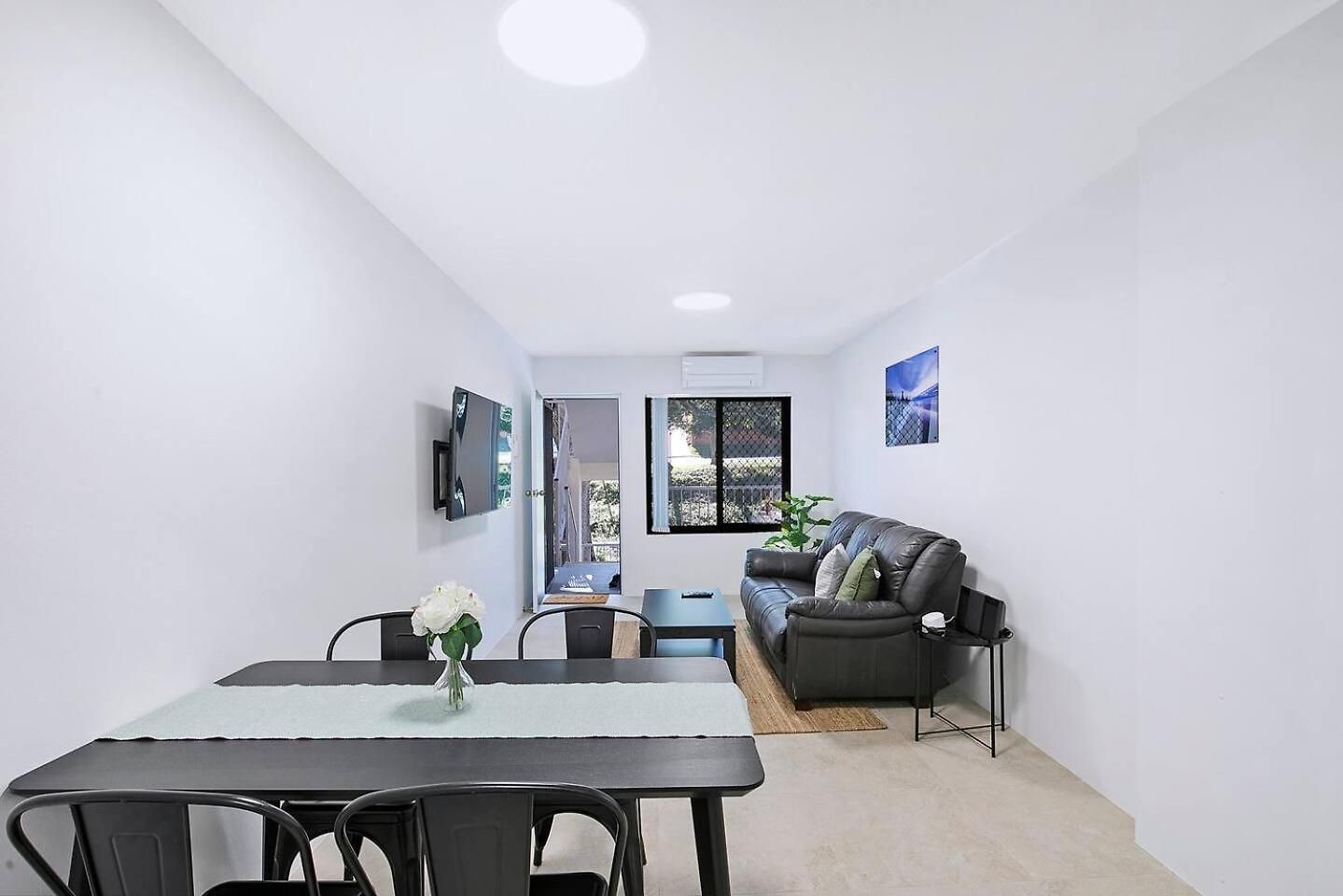 Leafy Corner - Simple Near River And Cbd