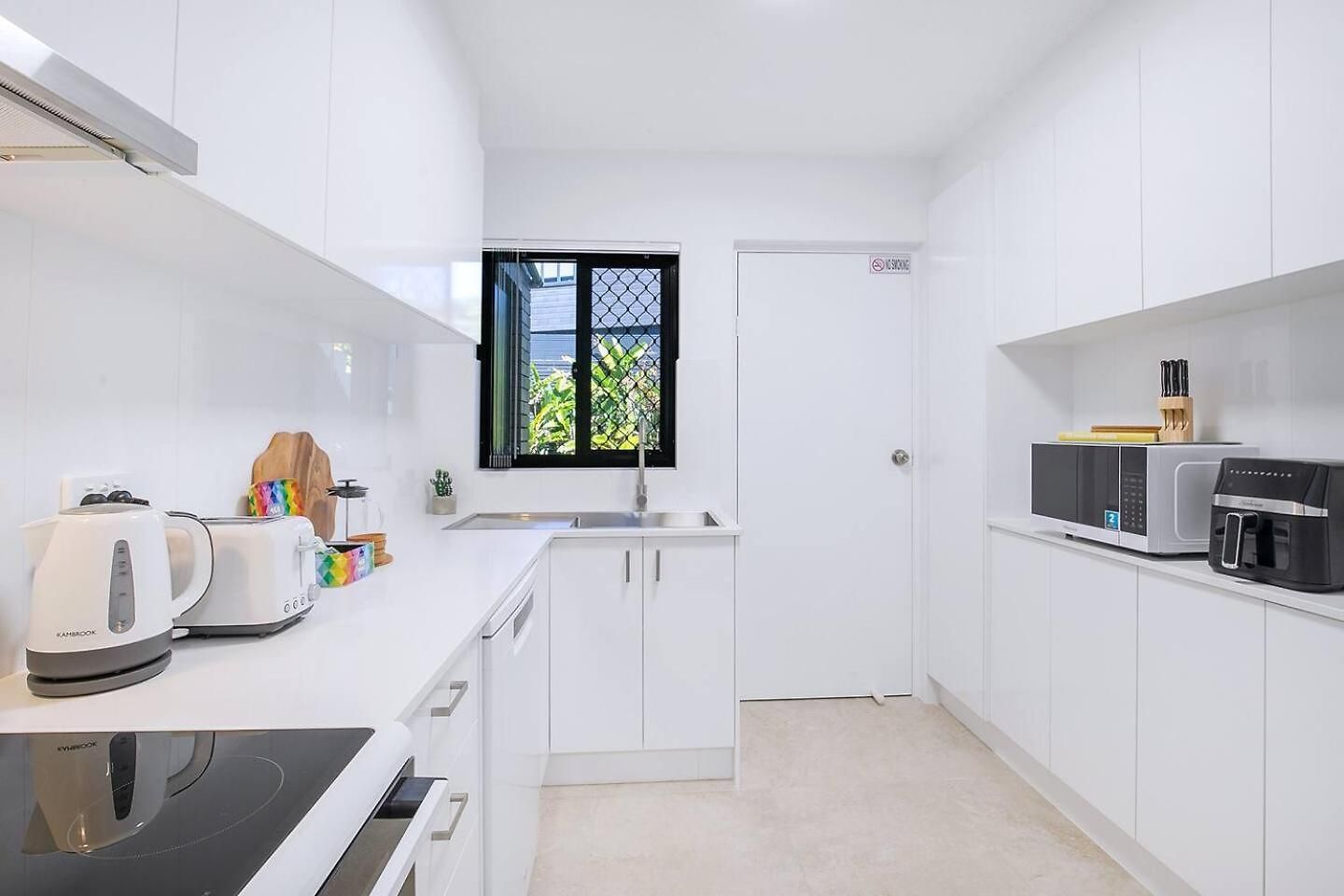 Leafy Corner - Simple Near River And Cbd Apartment