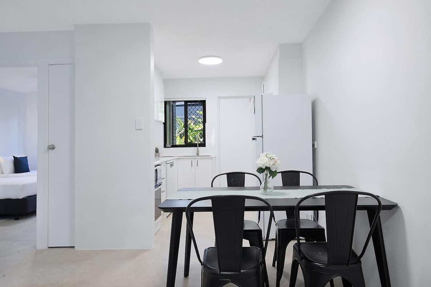 Leafy Corner - Simple Near River And Cbd Apartment Brisbane