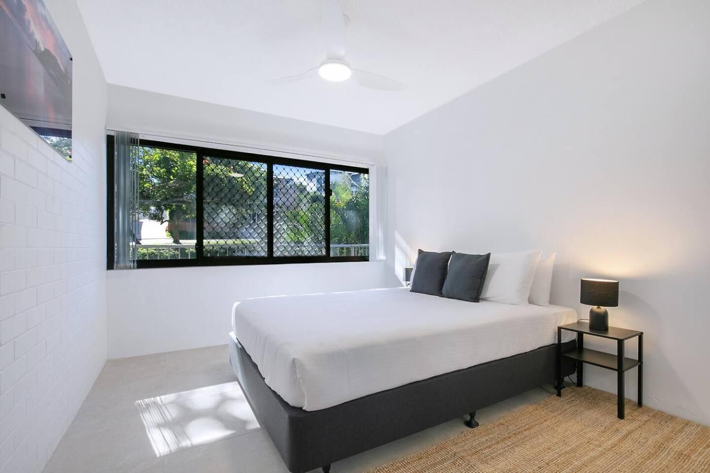 Leafy Corner - Simple Near River And Cbd Apartment