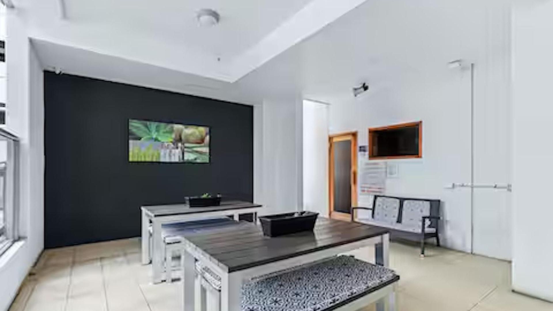 Elevate - Views, Pool, Sauna & Gym Apartment