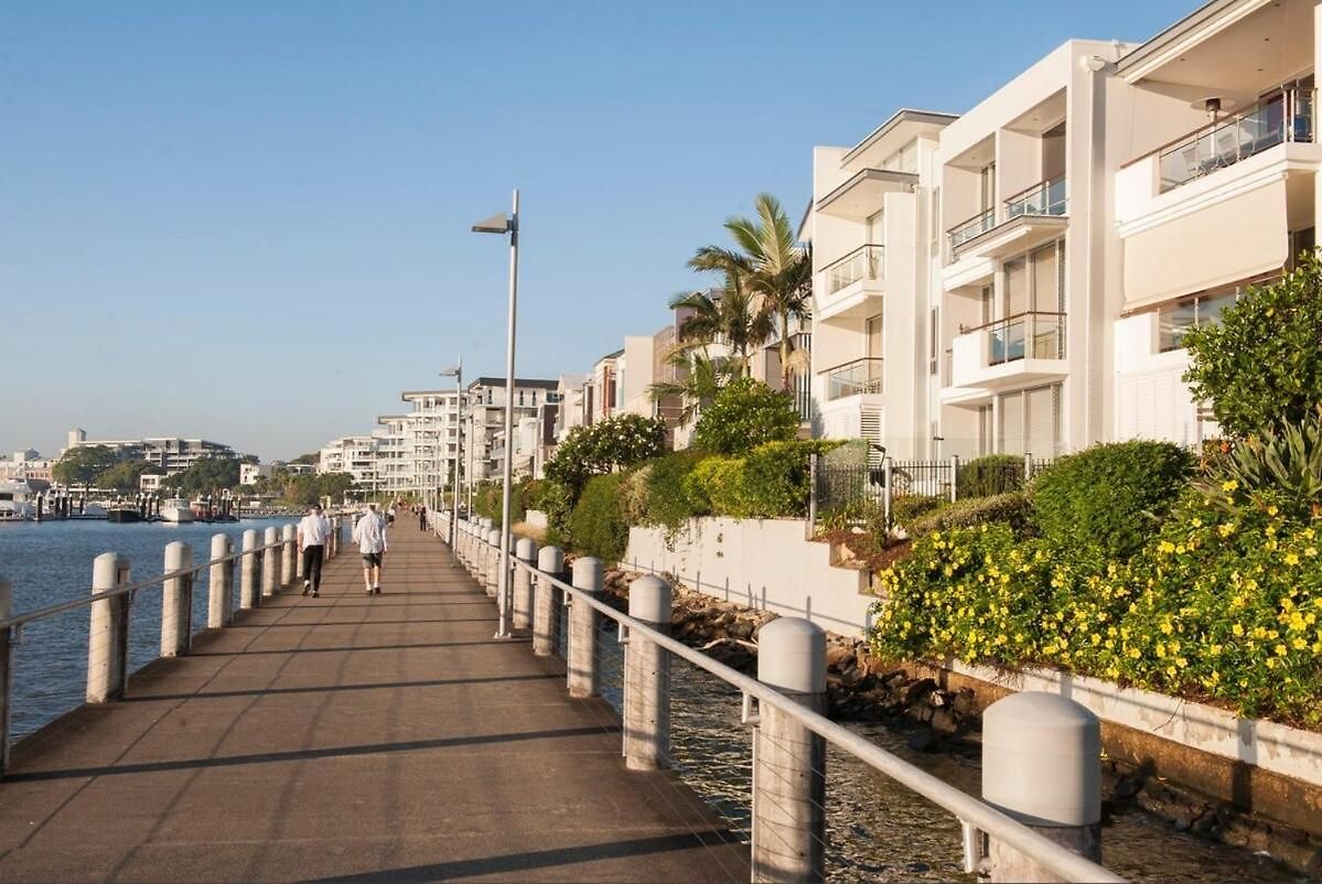 Trendy Teneriffe - 1bed -1bath - 1car - Balconies Apartment