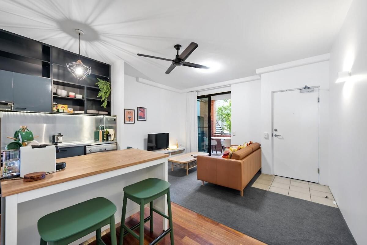 Apartment Trendy Teneriffe - 1bed -1bath - 1car - Balconies *