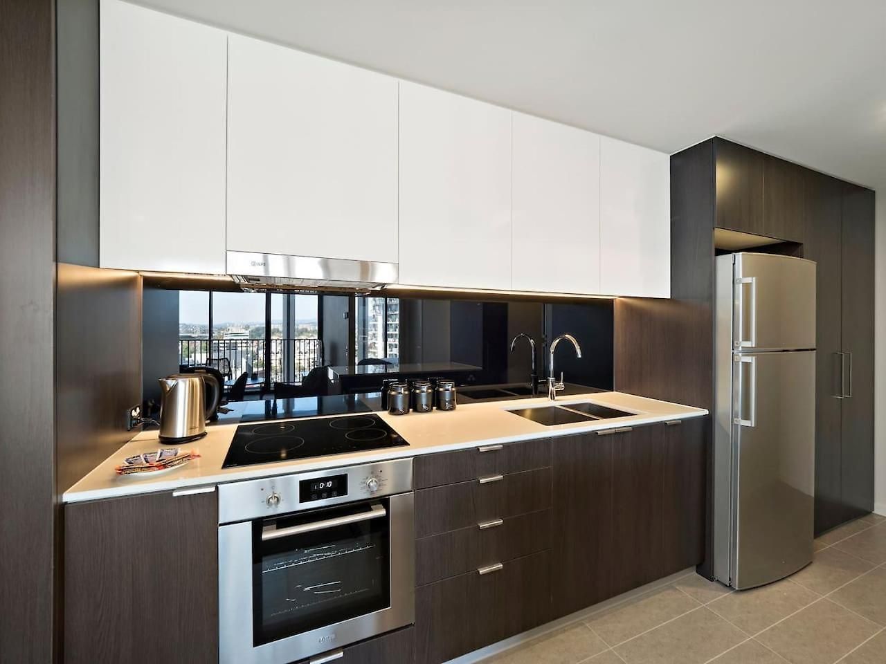 Elevated Cbd Living 2br With Skyline Views Apartment *