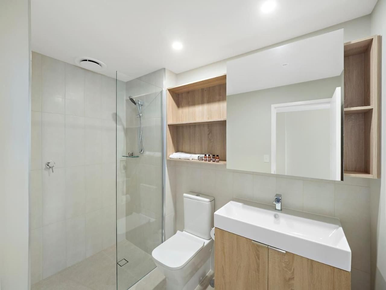 Apartment Elevated Cbd Living 2br With Skyline Views