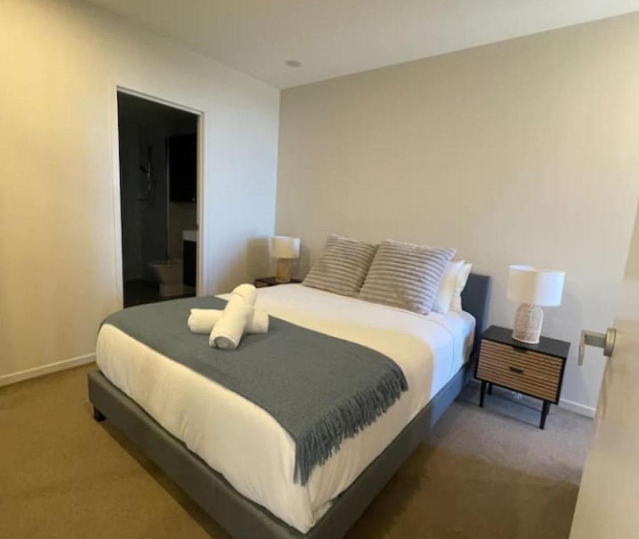 Elevated Cbd Living 2br With Skyline Views