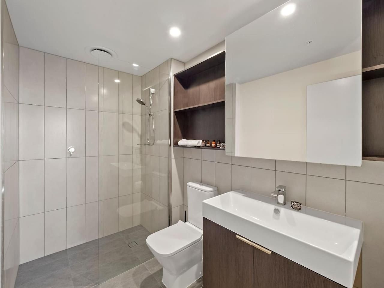 Elevated Cbd Living 2br With Skyline Views Brisbane