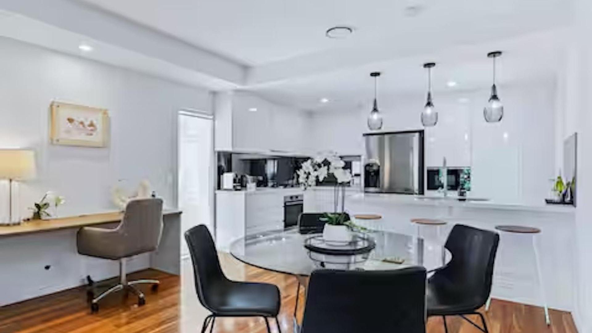 Park Ave Retreat - 3 Carparks, Wifi, Bbq, King Bed Brisbane