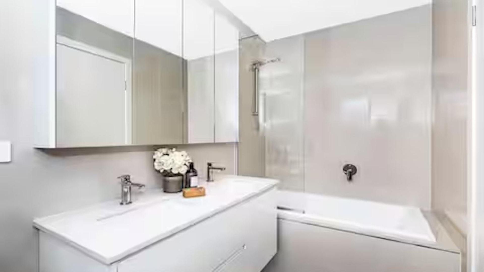 Park Ave Retreat - 3 Carparks, Wifi, Bbq, King Bed * Brisbane