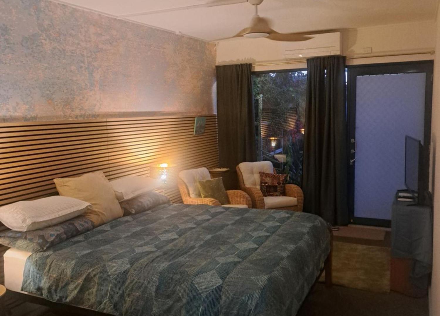 Bed & Breakfast 1960s Pool House - Hosted Brisbane