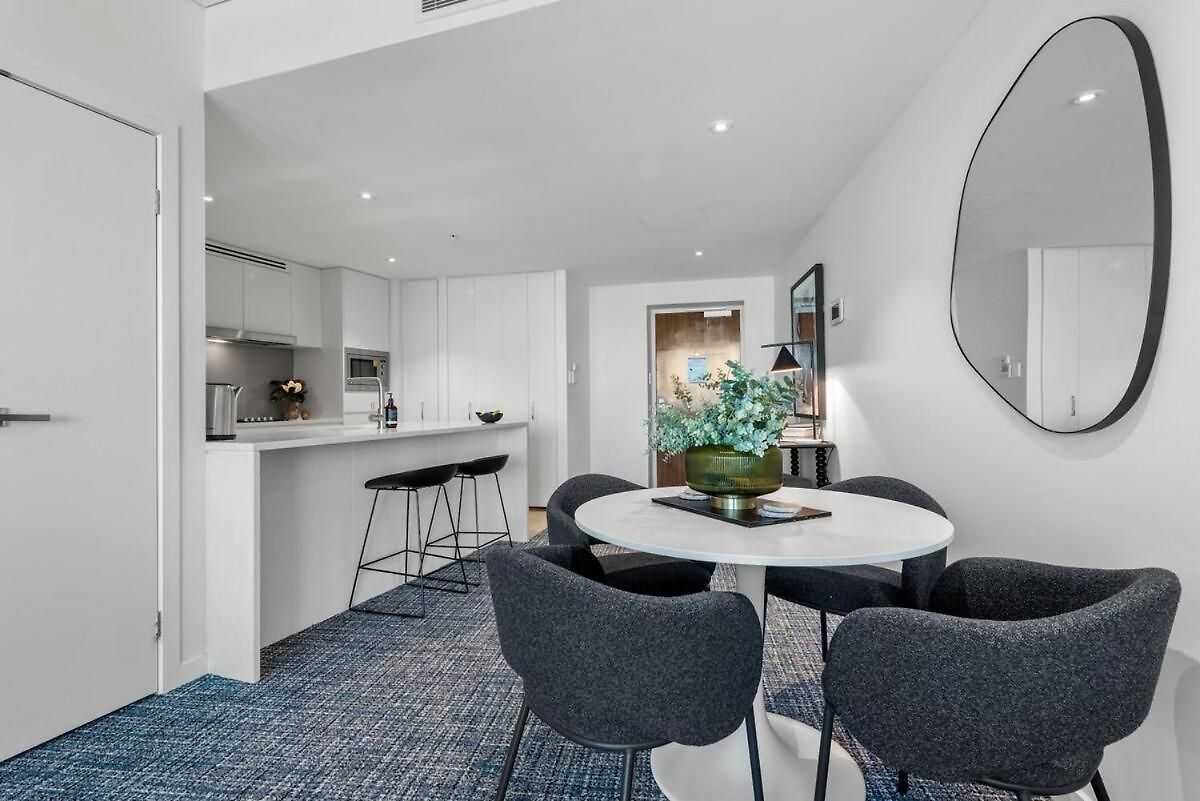 Skyrise Style - 1bed-1bath-1car-views - Cbd Apartment