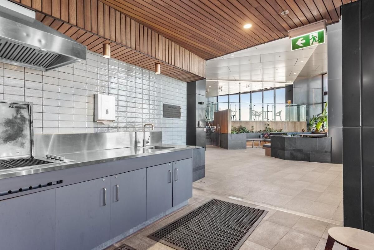 Skyrise Style - 1bed-1bath-1car-views - Cbd Apartment *