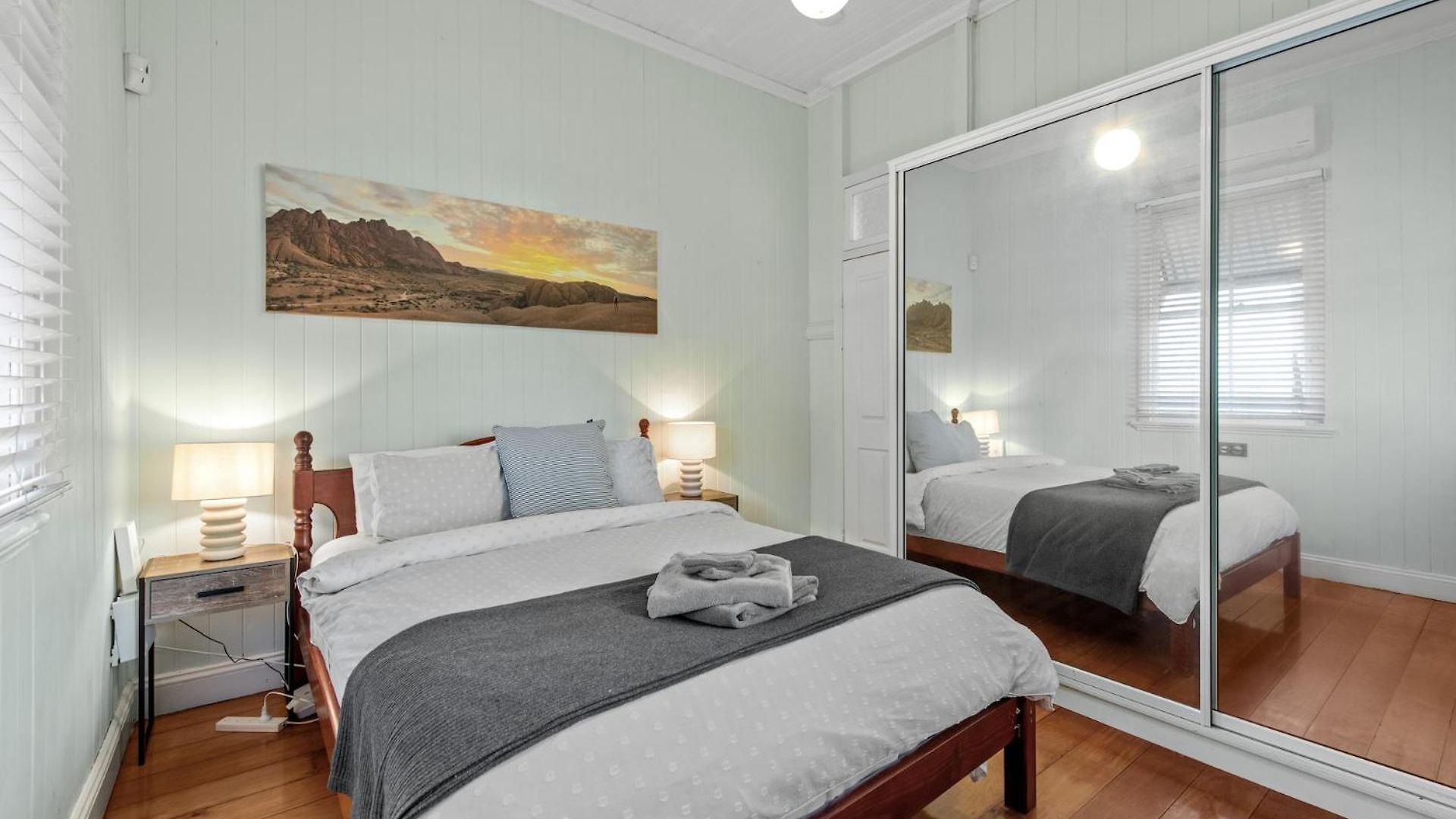 Comfy Character Qld'r ~ 3bed Self-contained-upstairs House W/parking ~ Woolloongabba Brisbane